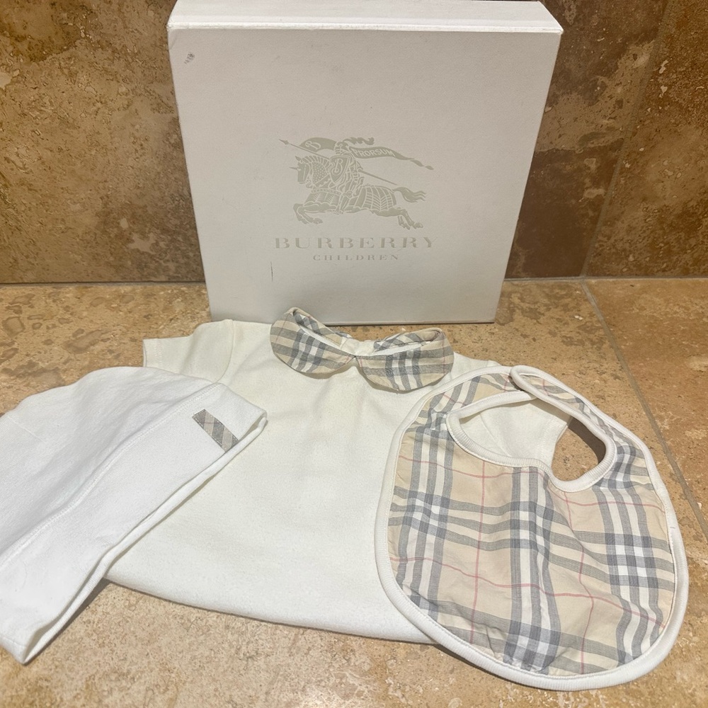 Burberry Plaid Baby bodysuit Set with Bib and Hat 6M